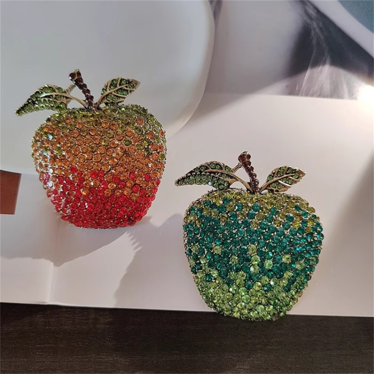 文学的レトロなアップルブローチ ハロウィン クリスマスイブ  - Eve Jewelry & Watches Distribuidor Oficial Rolex のレビューと価格